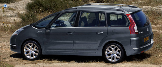 Manifestement, Citron russit  intgrer les rtroviseurs extrieurs sur les portires avec beaucoup plus de russite que leurs collgues de chez Peugeot, pour qui ce nouveau lment de design semble encore poser problme. On ne commentera pas ici l'intgration de ces rtroviseurs aux portires sur les Peugeot 207 et coup 407...